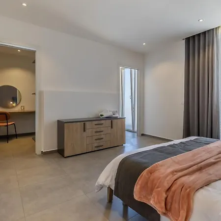 Heated Luxury Poolside Retreat In St Julian S Apartman *